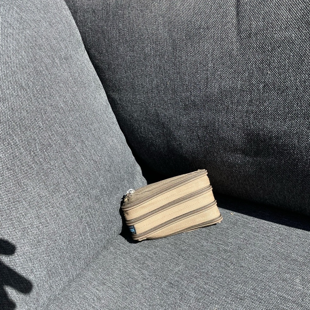 Vintage 90’s zip up wallet in green and olive